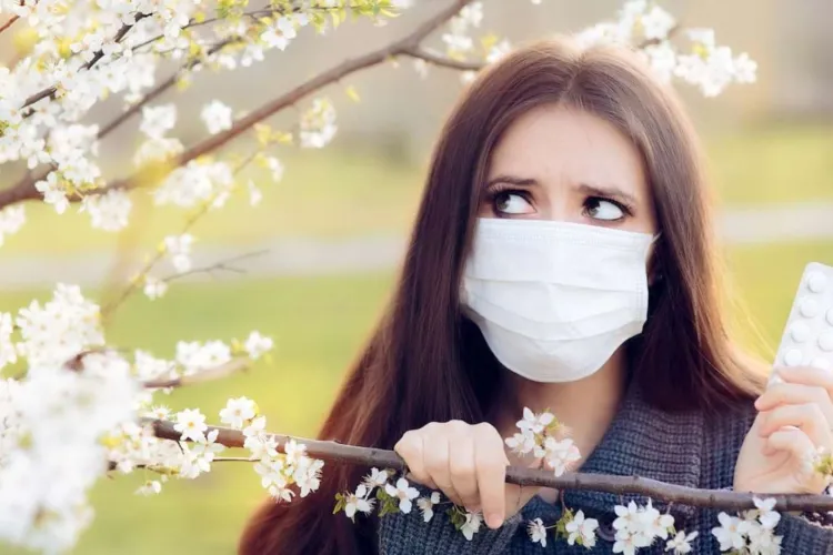 Primăvara aduce flori și soare, dar și un val de alergii: Semnele care îți arată că nu este doar o simplă răceală
