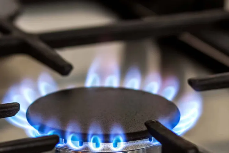 Românii primesc liniștea facturilor la gaze: Ordonanța de urgență menține plafonul și aduce măsuri de siguranță pentru sezonul 2026-2027