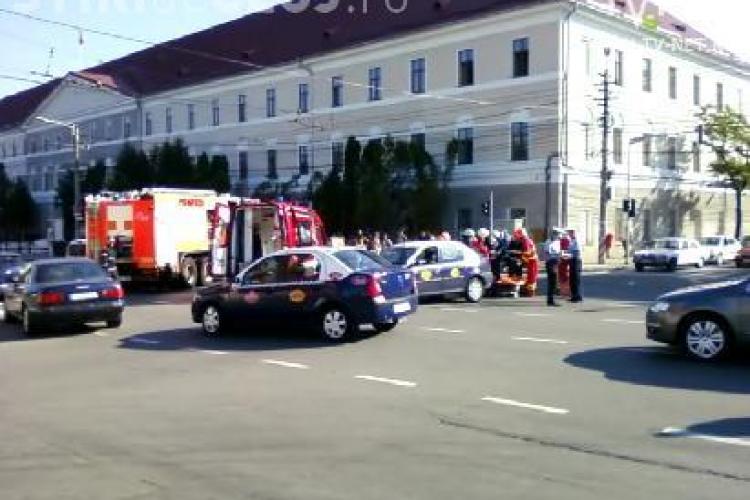 Accident in Piata Cipariu! Doua taximetre s-au ciocnit si doi pasageri au fost raniti FOTO
