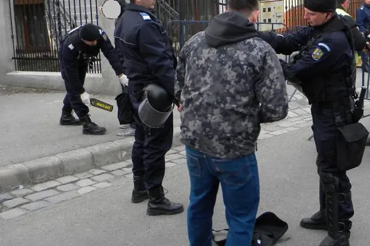 Suporteri austieci, retinuti inainte de meciul cu Gaz Metan Medias: Detineau plicuri suspecte