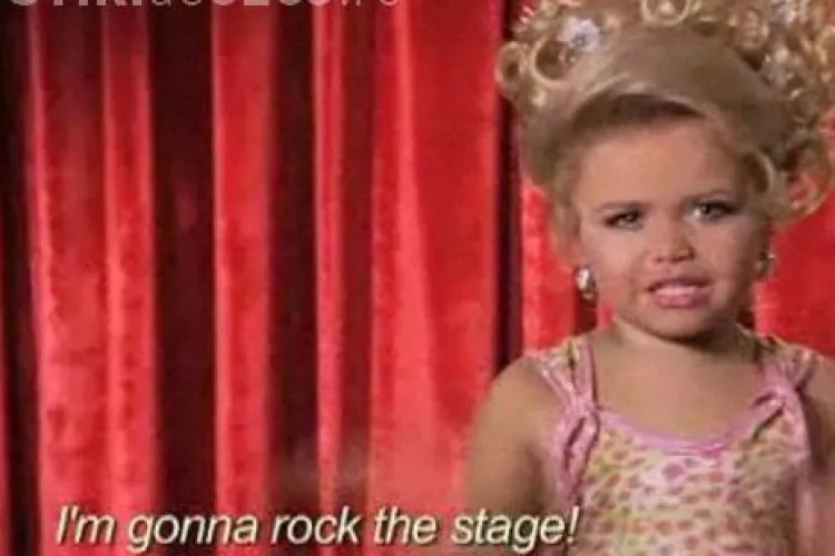 Parinti denaturati! O mama i-a pus fiicei sale sani falsi la patru ani VIDEO