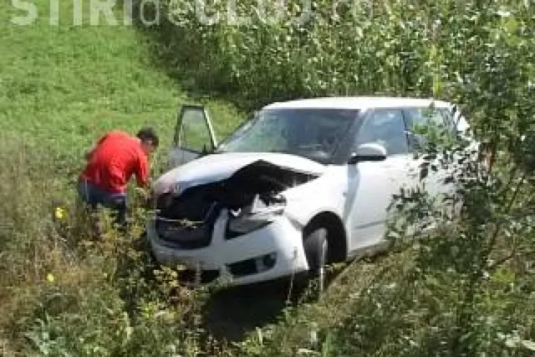 Accident la Bunesti! Un sofer a taiat calea unei masini care circula regulamentar si a fugit. Masina s-a rasturnat in sant VIDEO