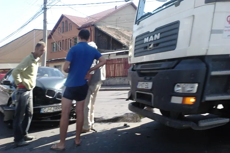 BMW facut praf de o betoniera pe strada Decebal FOTO