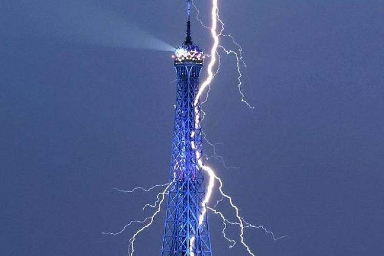 Turnul Eiffel lovit de un fulger urias, in forma de furca FOTO SENZATIONAL