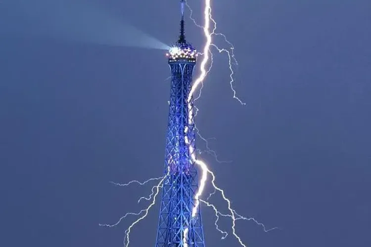 Turnul Eiffel lovit de un fulger urias, in forma de furca FOTO SENZATIONAL