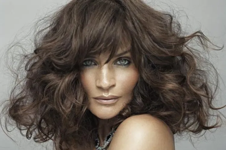 Helena Christensen pozeaza topless la 42 de ani FOTO