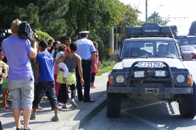 Accident langa Aeroportul Cluj! Doi romi au fost loviti pe trecerea de pietoni. Satra a sarit la scandal 