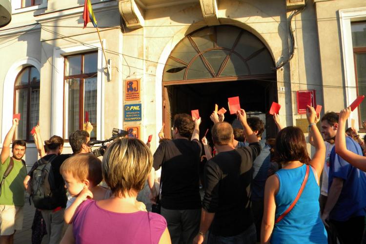 Protest anti Rosia Montana in fata sediului PDL Cluj! Basescu a primit cartonas rosu VIDEO si FOTO