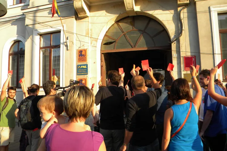 Protest anti Rosia Montana in fata sediului PDL Cluj! Basescu a primit cartonas rosu VIDEO si FOTO