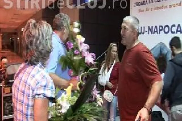 Corina Croitoru si Alina Dumitru, intampinate ca doua invingatoare la Cluj dupa Mondialul de la Paris VIDEO