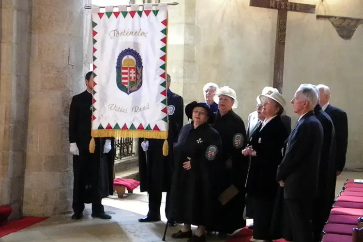 Ordinul vitejilor, fondat de Horthy Miklos, criminalul de evrei, si-a sfintit steagul la Cluj, in Biserica Sfantul Mihail FOTO si VIDEO