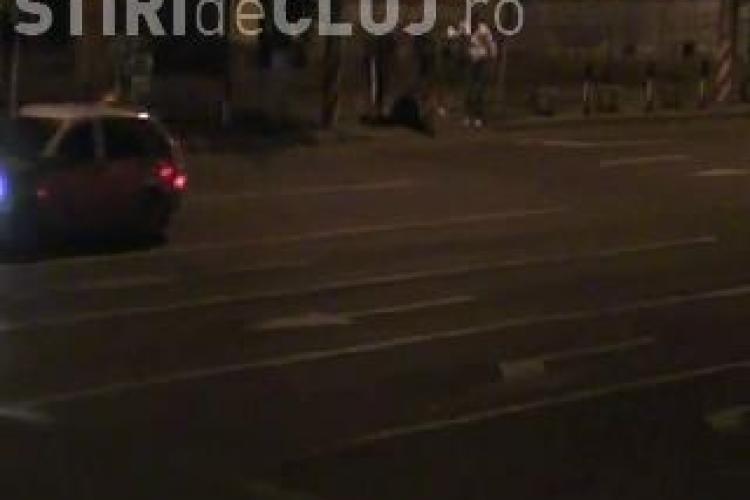 Batut cu bestialitate in centrul Clujului! Un tanar a fost calcat in picioare de patru agresori VIDEO EXCLUSIV