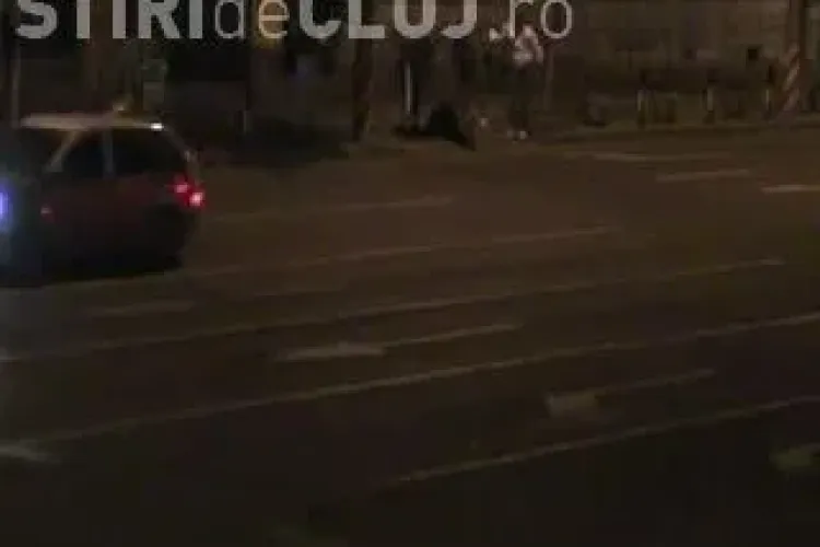 Batut cu bestialitate in centrul Clujului! Un tanar a fost calcat in picioare de patru agresori VIDEO EXCLUSIV