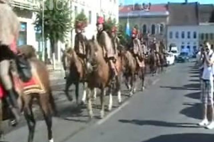 Husarii, cavalerii maghiari, au ocupat centrul Clujului - VIDEO