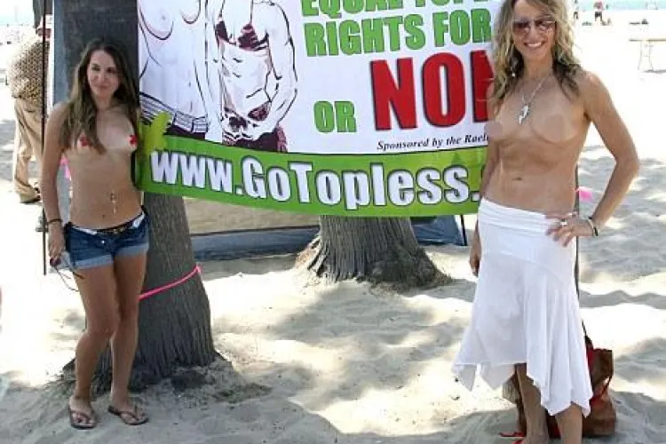"Go Topless Day", protest in sanii goi, in Los Angeles - FOTO si VIDEO