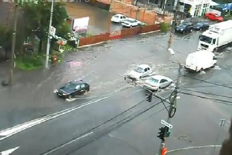 Inundatii pe strada Teodor Mihali, in urma ploii de marti dupa-amiaza VIDEO