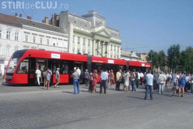 Tramvaiul Imperio, care ar putea ajunge si la Cluj, a fost prezentat in premiera la Arad Vezi VIDEO