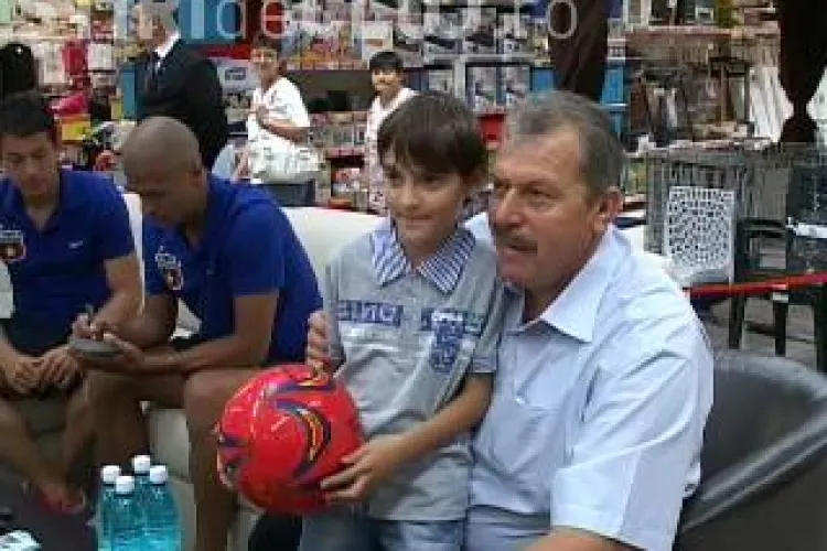 Helmuth Duckadam si doi stelisti au dat autografe intr-un mall clujean! Fostul portar asaltat de fane VIDEO
