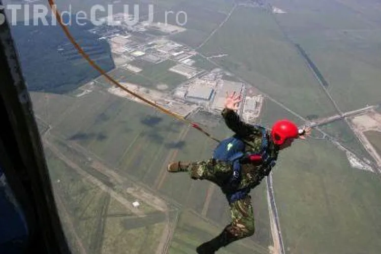 Un parasutist si-a fracturat coloana la baza aeriana de la Luna, Campia Turzii, in timpul unui salt
