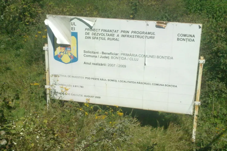 Cum s-au aruncat 600.000 de euro pe apa Somesului, la Bontida! Pod construit intre doua campuri VIDEO si FOTO 