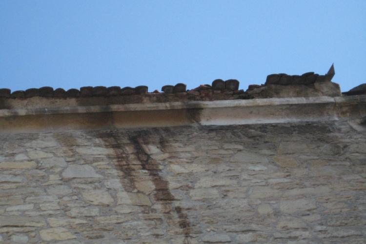 Acoperisul bisericii de pe Kogalniceanu, distrus de furtuna din iulie, nu poate fi reparat din cauza lipsei unui aviz - FOTO