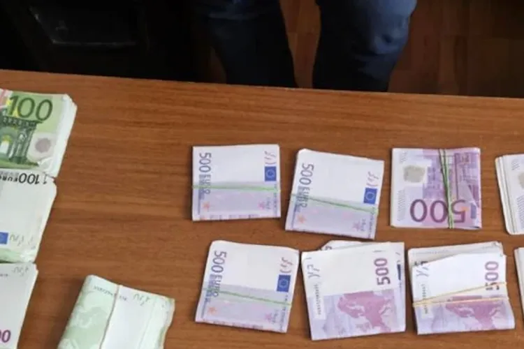 Fabrică de euro falși, destructurată! Bancnote de 2,5 milioane de euro urmau să ajungă în România și Bulgaria