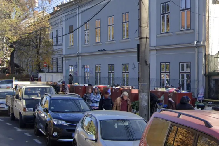 Clujenii înjurați pe stradă în Cluj! O vânzătoare în vârstă de lângă tarabele cu flori a șocat trecătorii cu limbajul ei: „Aruncă injurii oricui trece