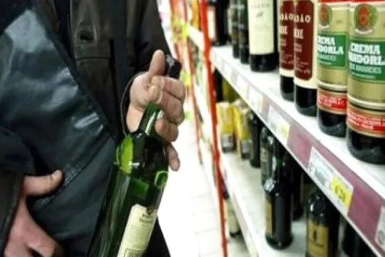 Furt la miezul nopții într-un magazin din Cluj: Bărbatul a ascuns sticlele sub bluză, dar agentul de pază l-a prins înainte să apuce să fugă