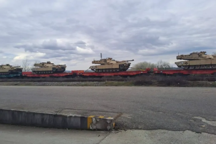 Tancuri americane au „invadat” România! Convoi cu tancuri Abrams, filmat pe calea ferată