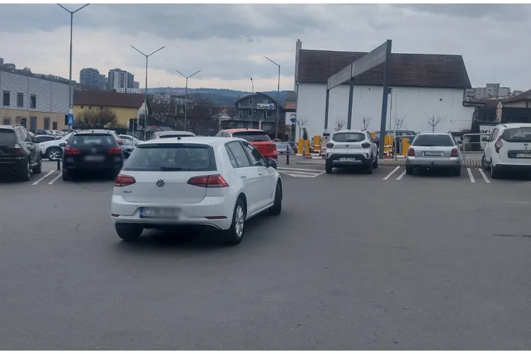Scene incredibile într-o parcare din Cluj-Napoca. Și-a lăsat mașina în mijlocul parcării: „Prea scumpă motorina ca să caute loc”