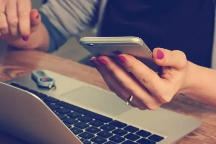 Fraudă online masivă! Pagini false păcălesc românii cu investiții fictive: „Raportați tentativele de fraudă”