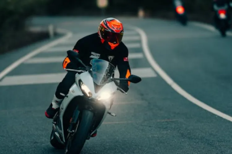 Doi copii prinși unul după altul de polițiștii clujeni conducând motociclete, fără permis, pe aceeași stradă. La unul i-o dăduse chiar tatăl lui