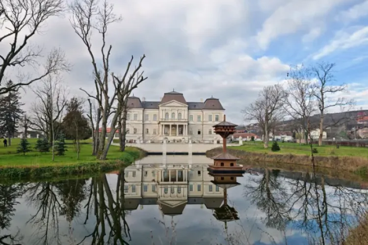 Castelul Bánffy renaște spectaculos! A avut 10.000 de vizitatori în primul an și are șanse la „Destinația anului 2026”. Alin Tișe: „Este un loc viu”