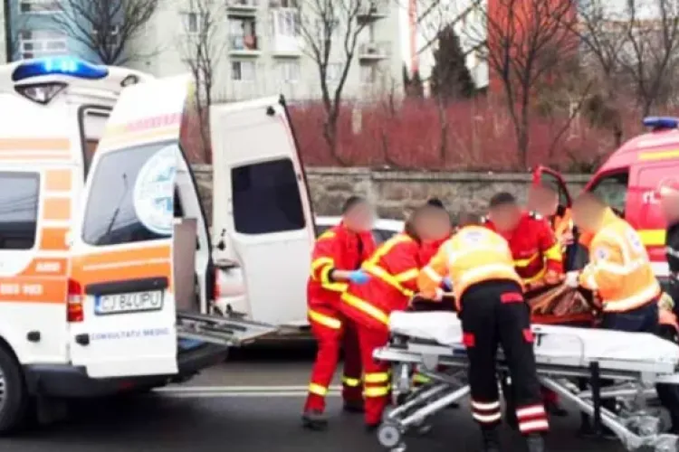 Incident grav pe drum! O fată de 15 ani a căzut dintr-un autocar în mers. Minora a fost transportată de urgență la spital 