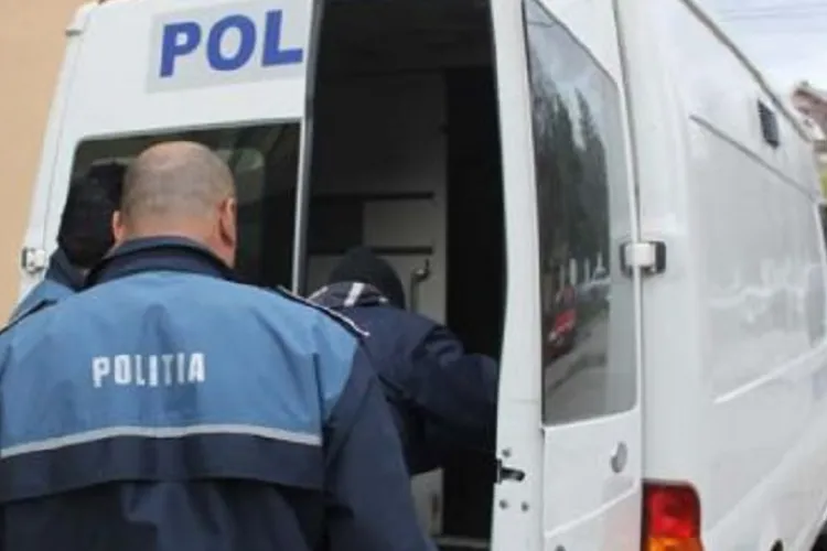 Scandal violent între vecini! Un bătrân de 74 de ani și-a lovit vecina cu bâta după o ceartă pe cauciucuri aruncate în curte