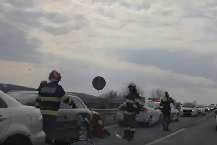 Scene dramatice în trafic! Medicii luptă pentru viața unei persoane în urma unui grav accident! Este resuscitat pe șosea FOTO 