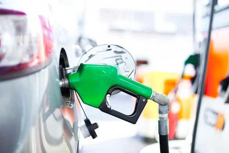 Șoferii au în sfârșit un moment de respiro: Motorina a scăzut sub 10 lei în unele stații. Să ne așteptăm la reduceri și mai mari?