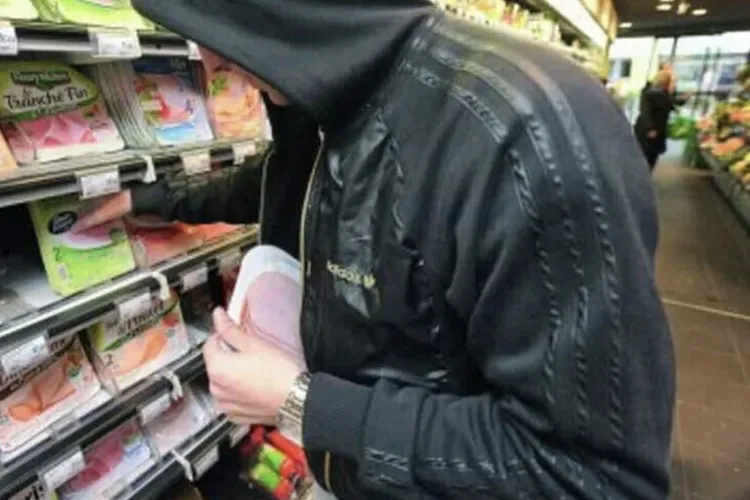 Băut și sub influența substanțelor interzise a ieșit dintr-un magazin din Cluj cu borsetă plină și fără să plătească: Ce a pățit bărbatul