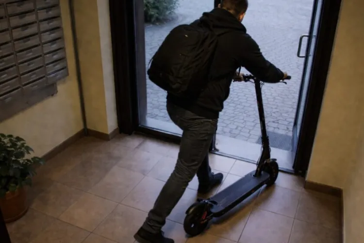 Infractor de mic: Un adolescent de 17 a intrat într-un bloc și a furat o trotinetă electrică. Polițștii clujeni l-au găsit