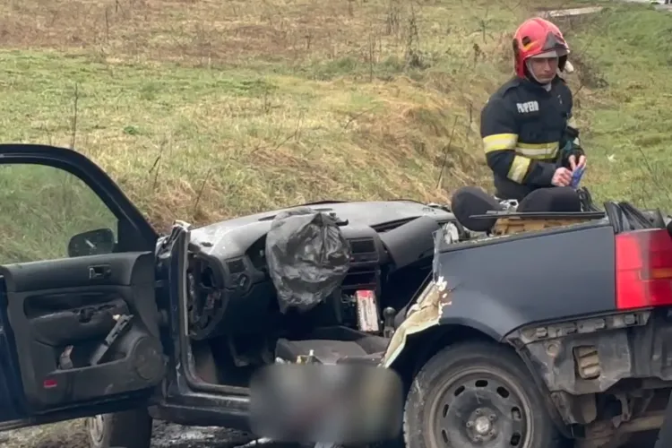 VIDEO. Imagini cutremurătoare de la accidentul mortal din Sânpaul, Cluj: Cinci oameni au murit. Mașina fost rasă complet. N-au avut nicio șansă!