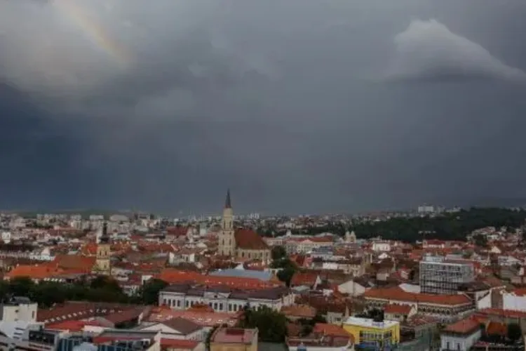 Primăvară capricioasă în toată regula: Dimineți reci cu brumă, urmate de soare, iar apoi nori și rafale de vânt tot mai puternice