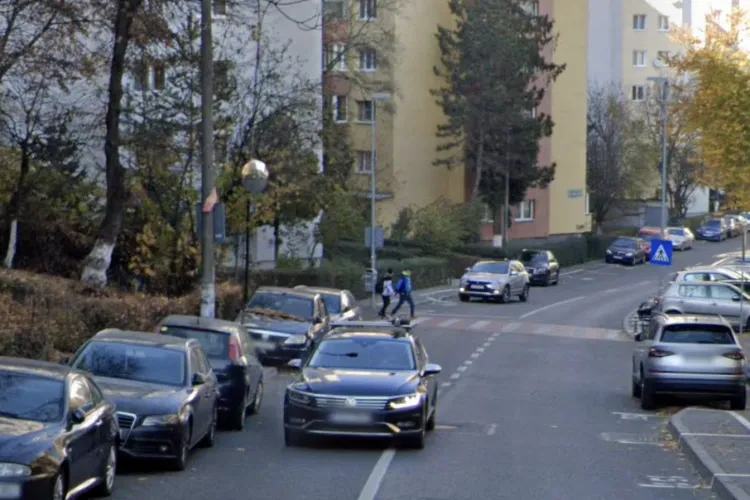 Ieșire cu emoții pe o stradă din Cluj! Mașinile parcate pe trotuar îi obligă pe șoferi să intre aproape „orbește” în trafic