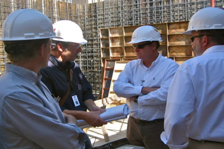 Stabilitate economică în următoarele luni, dar prețurile continuă să crească: Ce spun managerii din industrie, construcții, comerț și servicii