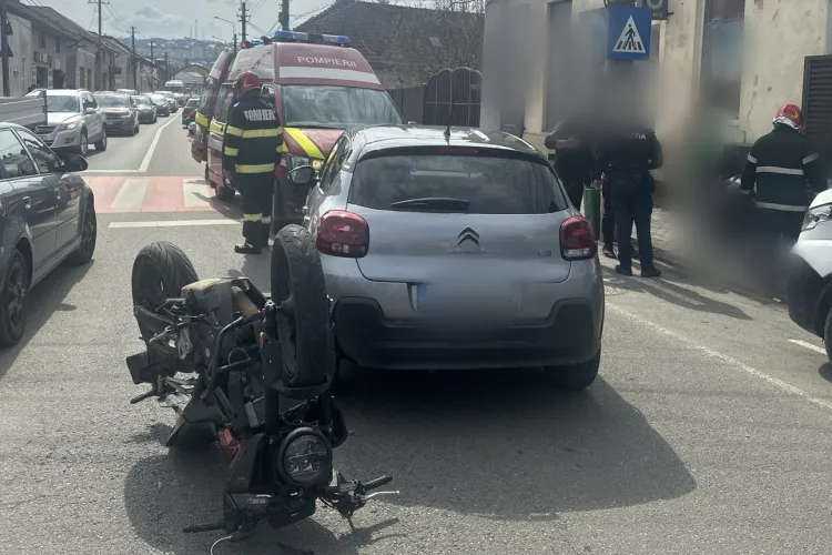 Accident în urmă cu puține momente: Un tânăr motociclist clujean, transportat de urgență la spital după ce a fost lovit de o mașină în Dej