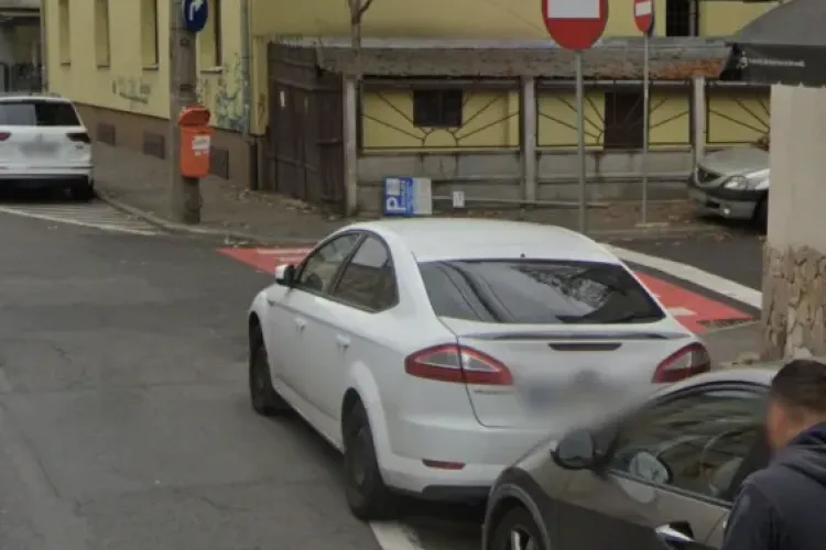 Intersecție periculoasă în Cluj-Napoca! Vizibilitatea este redusă, iar mașinile urcă pe trotuar 