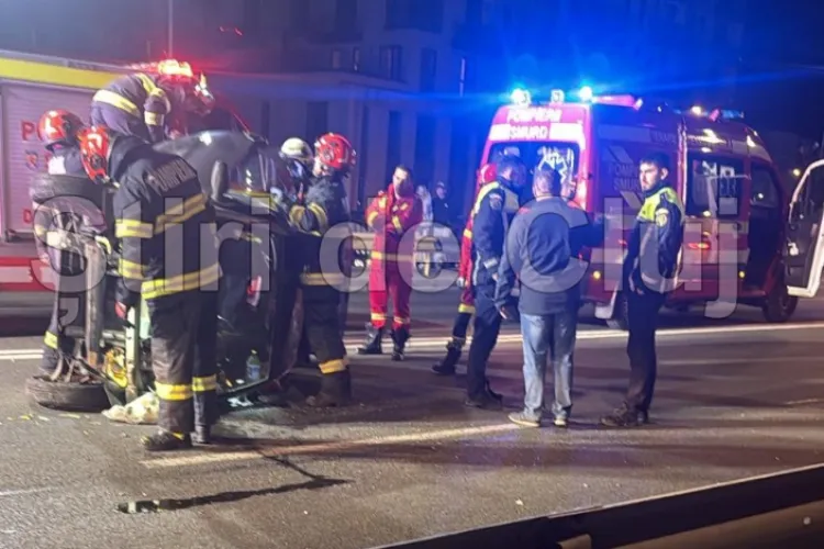 VIDEO: Accident dramatic în seara asta pe Aurel Vlaicu din Cluj. O mașină s-a răsturnat. O persoană primește îngrijiri medicale la fața locului