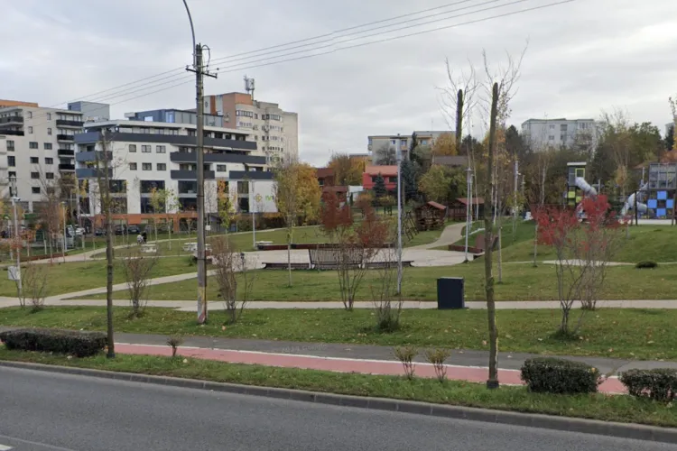 Pericol ignorat în Cluj: Copiii vin cu bicicleta din parc direct spre mașini pe Strada Observatorului. Un tată cere gard de urgență