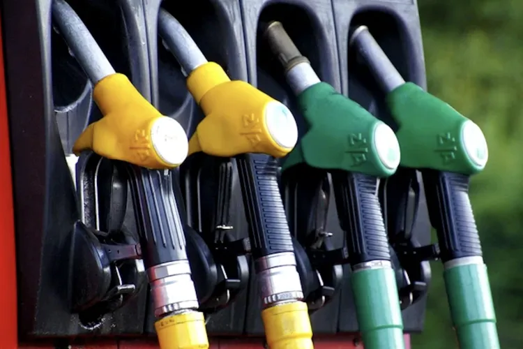 Românii, revoltați după scumpirile la carburanți: 9 din 10 români spun că guvernul i-a lăsat singuri în criza prețurilor la carburanți