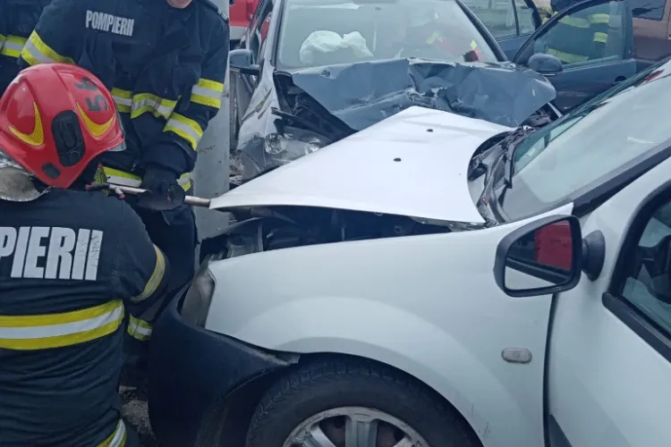 Accident în lanț: Trei mașini au fost implicate în impact! O fată de 15 ani și o clujeancă de 40 de ani, rănite, transportate de urgență la spital