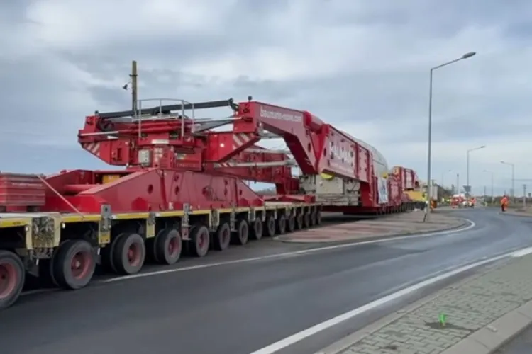 Atenție șoferi! Patru transporturi agabaritice lovesc Clujul în această dimineață: Camioane de 44 metri și peste 100 de tone pe șosea